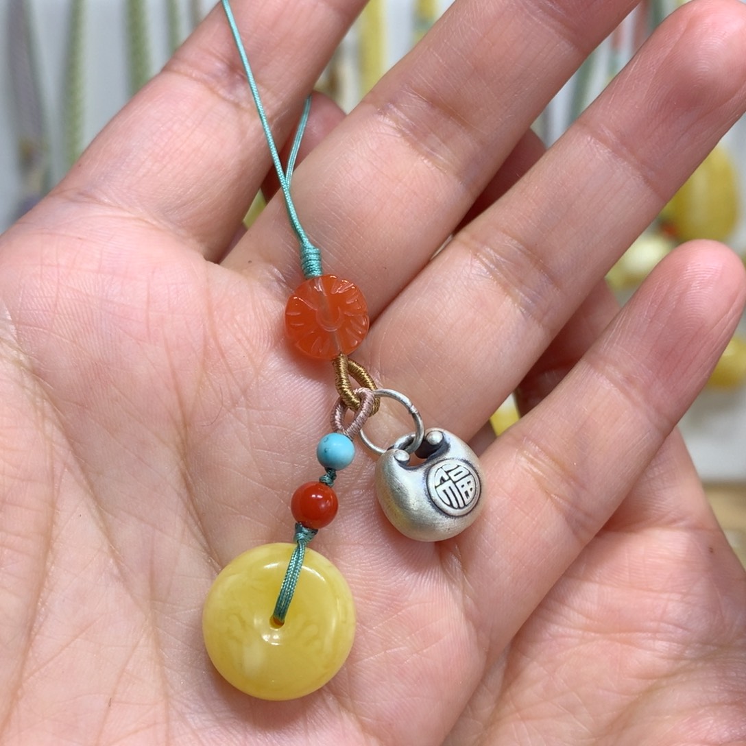 蜜蜡裸石足银镶嵌手机挂