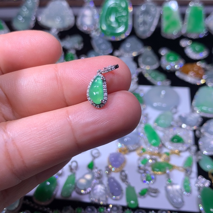 翡翠18K金镶嵌颈饰