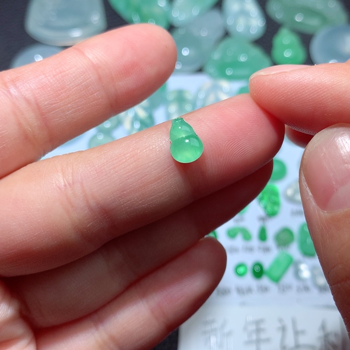 翡翠颈饰未镶嵌天然翡翠葫芦