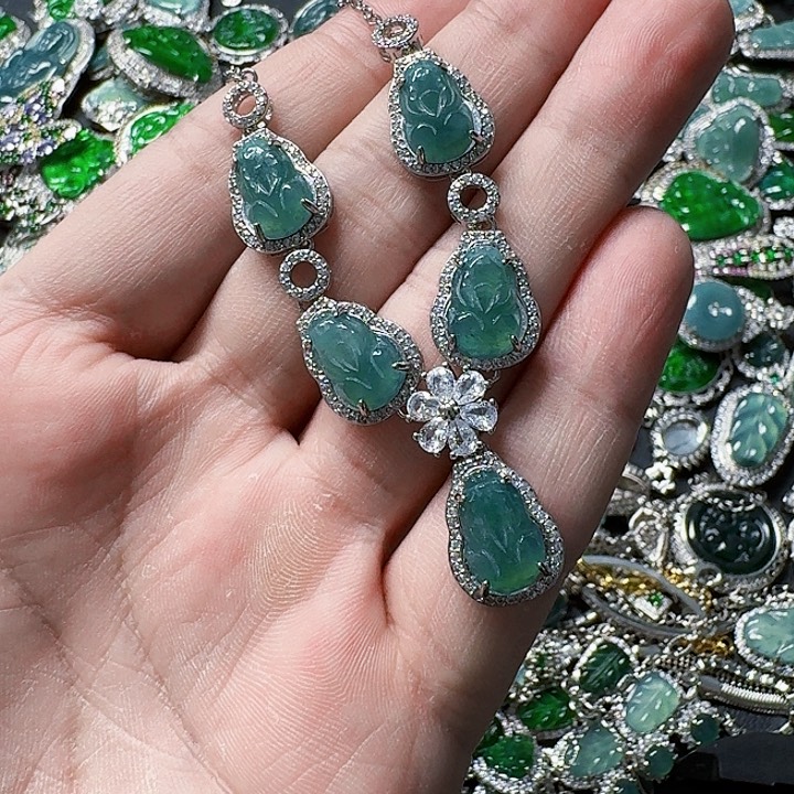 翡翠颈饰未镶嵌天然A货翡翠放漏