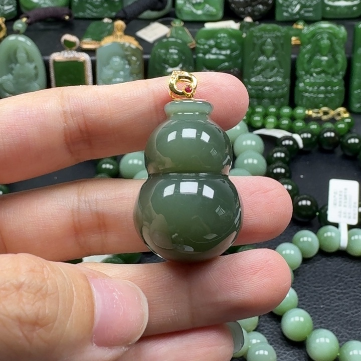 颈饰18K金镶嵌和田玉