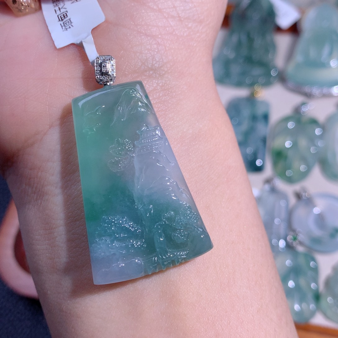 翡翠吊坠(不含链)18K金镶嵌山水牌