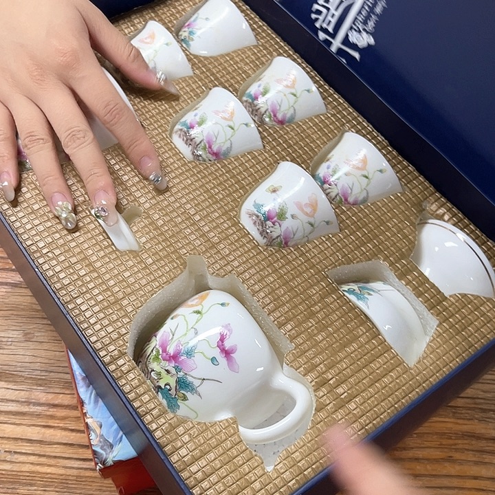 孤品茶具套装等。      