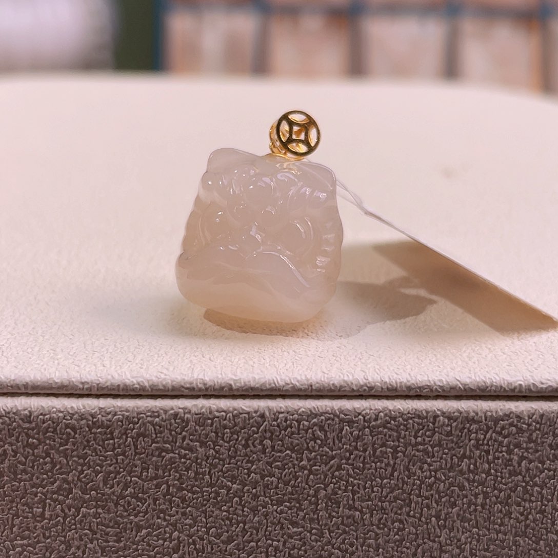 吊坠(不含链)18K金镶嵌和田玉藕粉肉醒狮