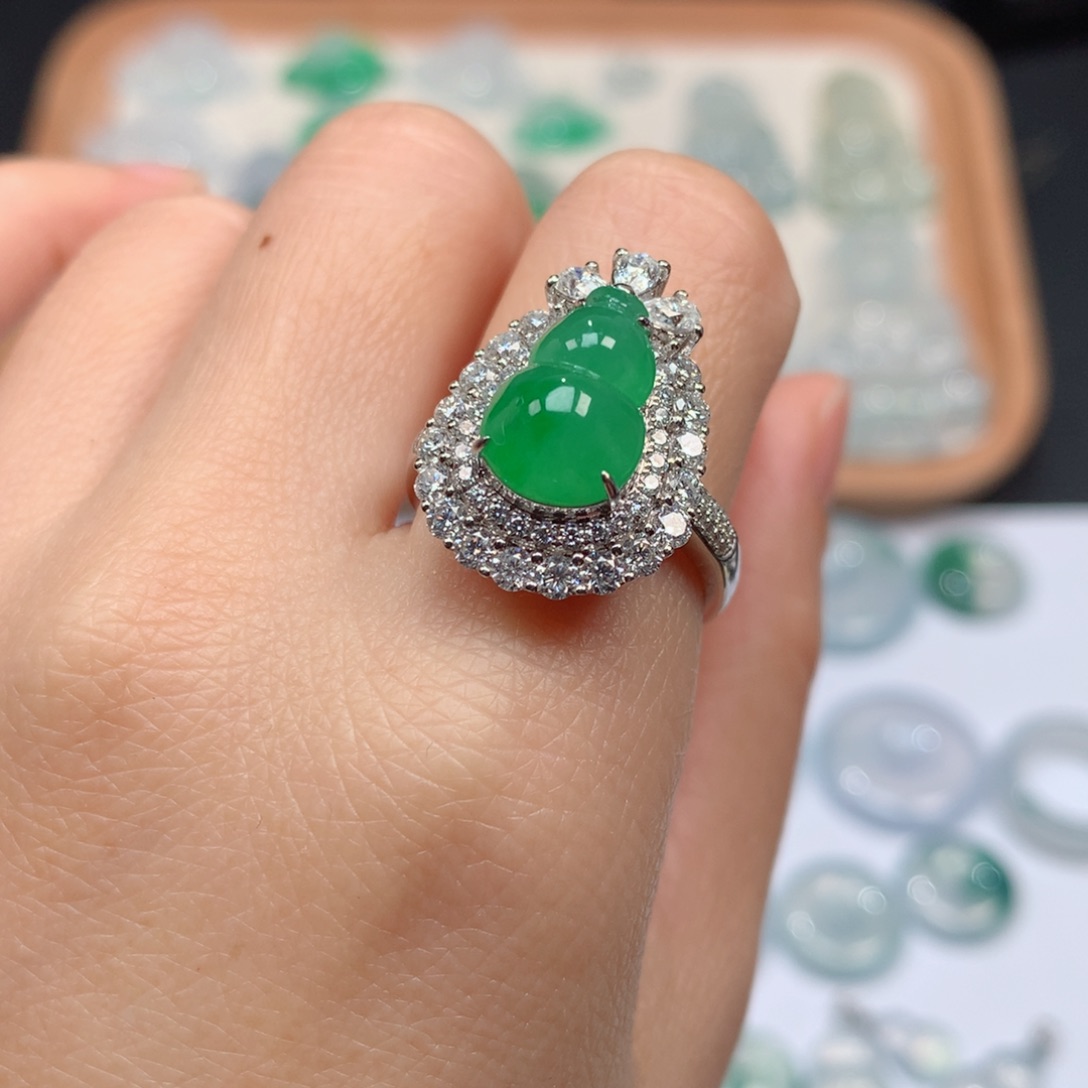 翡翠戒指18K金镶嵌冰种阳绿葫芦