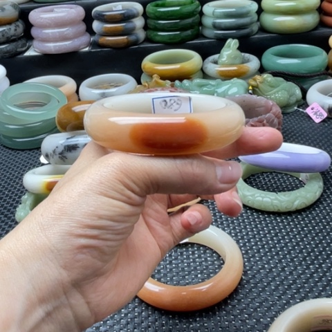 石英岩玉未镶嵌手镯