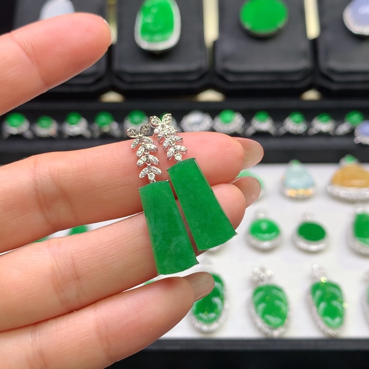 翡翠吊坠(不含链)18K金镶嵌大**.