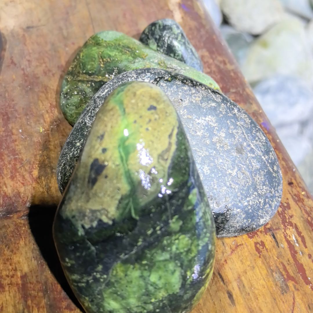 麦***1藏玉药王石原石一个摆件