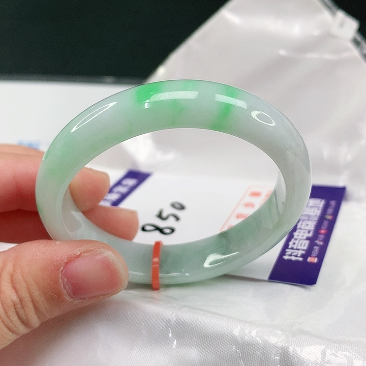 翡翠手镯未镶嵌翡翠