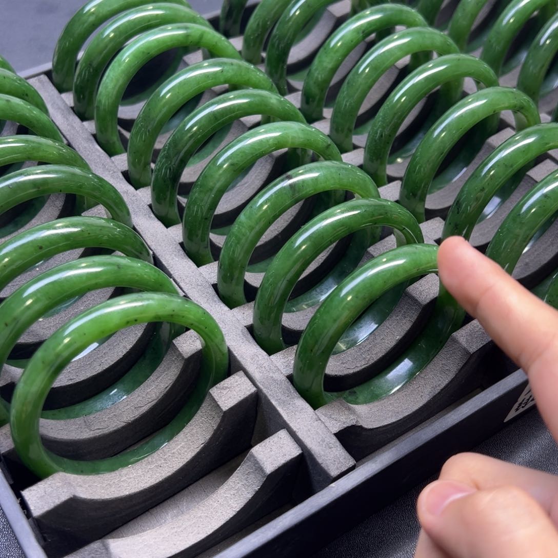 天然碧玉手镯多样性拍一发一