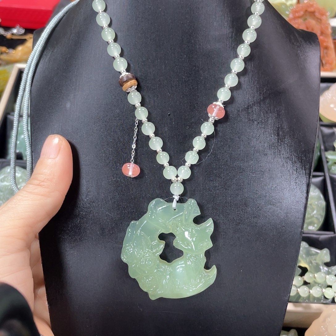 蛇纹石玉颈饰未镶嵌