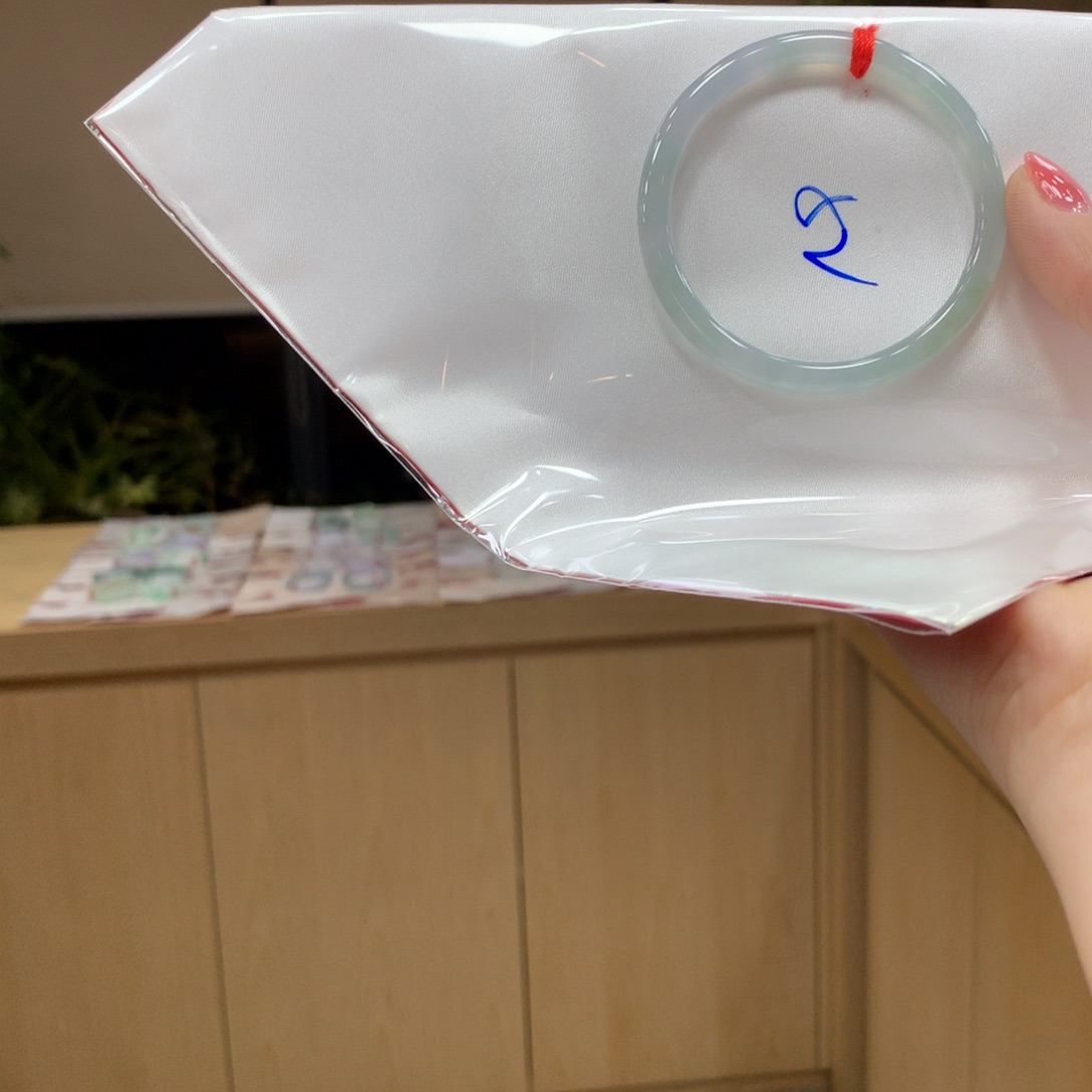 翡翠手镯未镶嵌不退不换