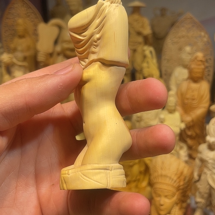 黄杨木小瑕疵脱衣女