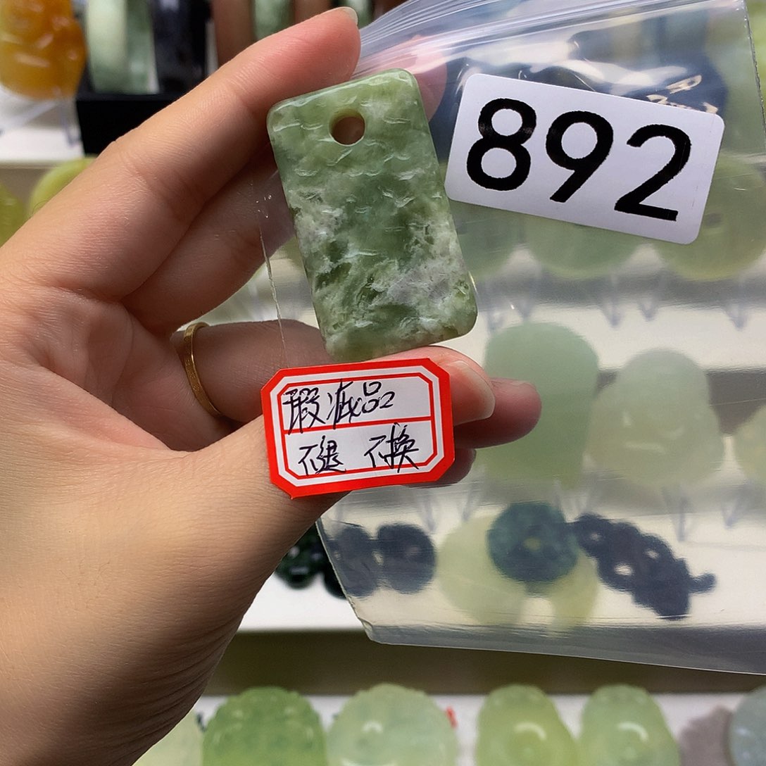 蛇纹石玉颈饰未镶嵌