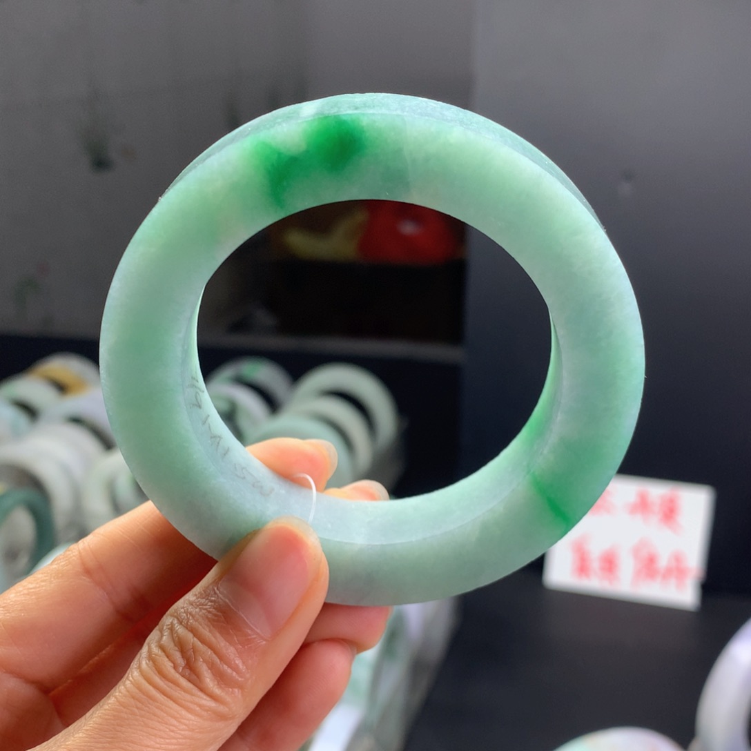 翡翠手镯未镶嵌手镯