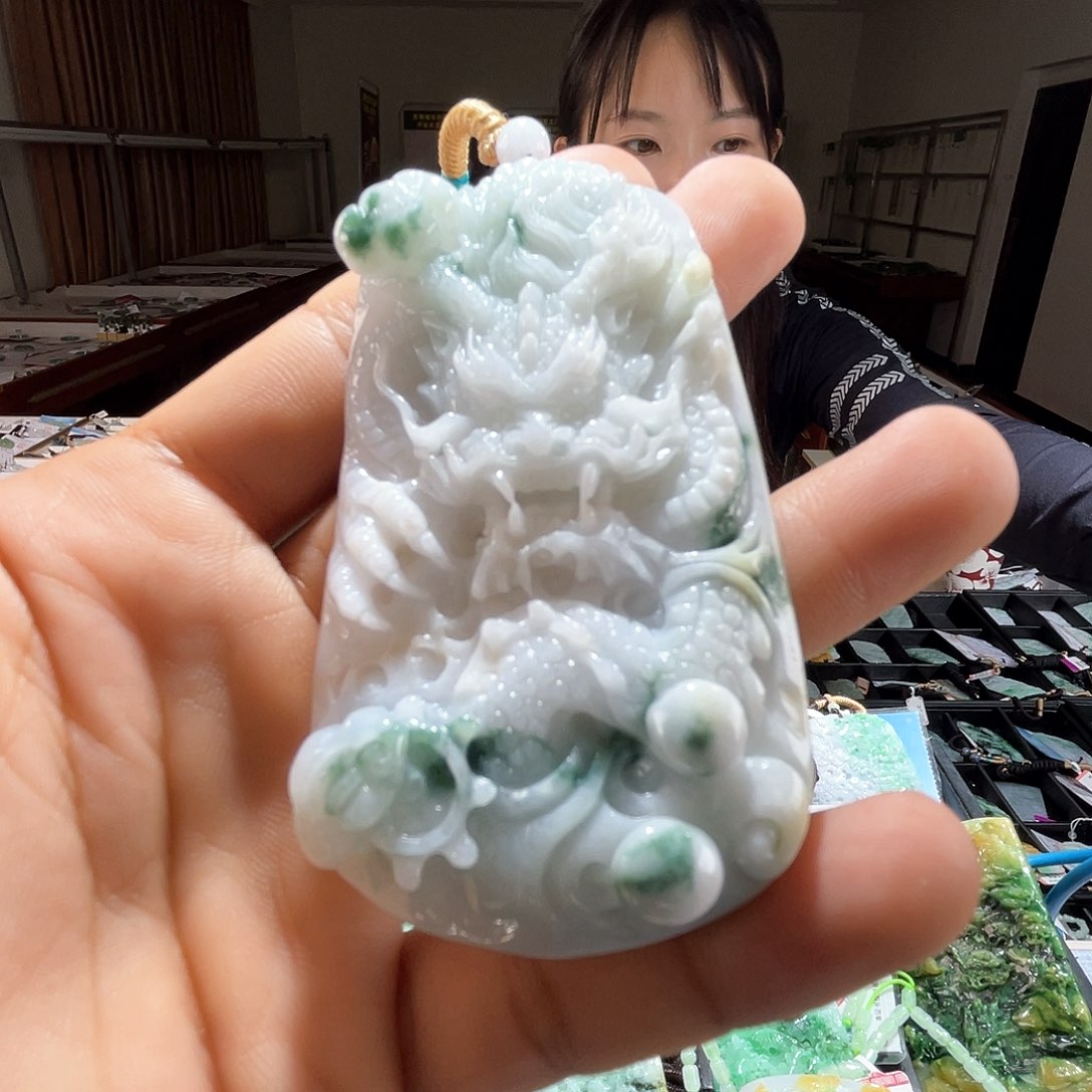 翡翠未镶嵌颈饰一