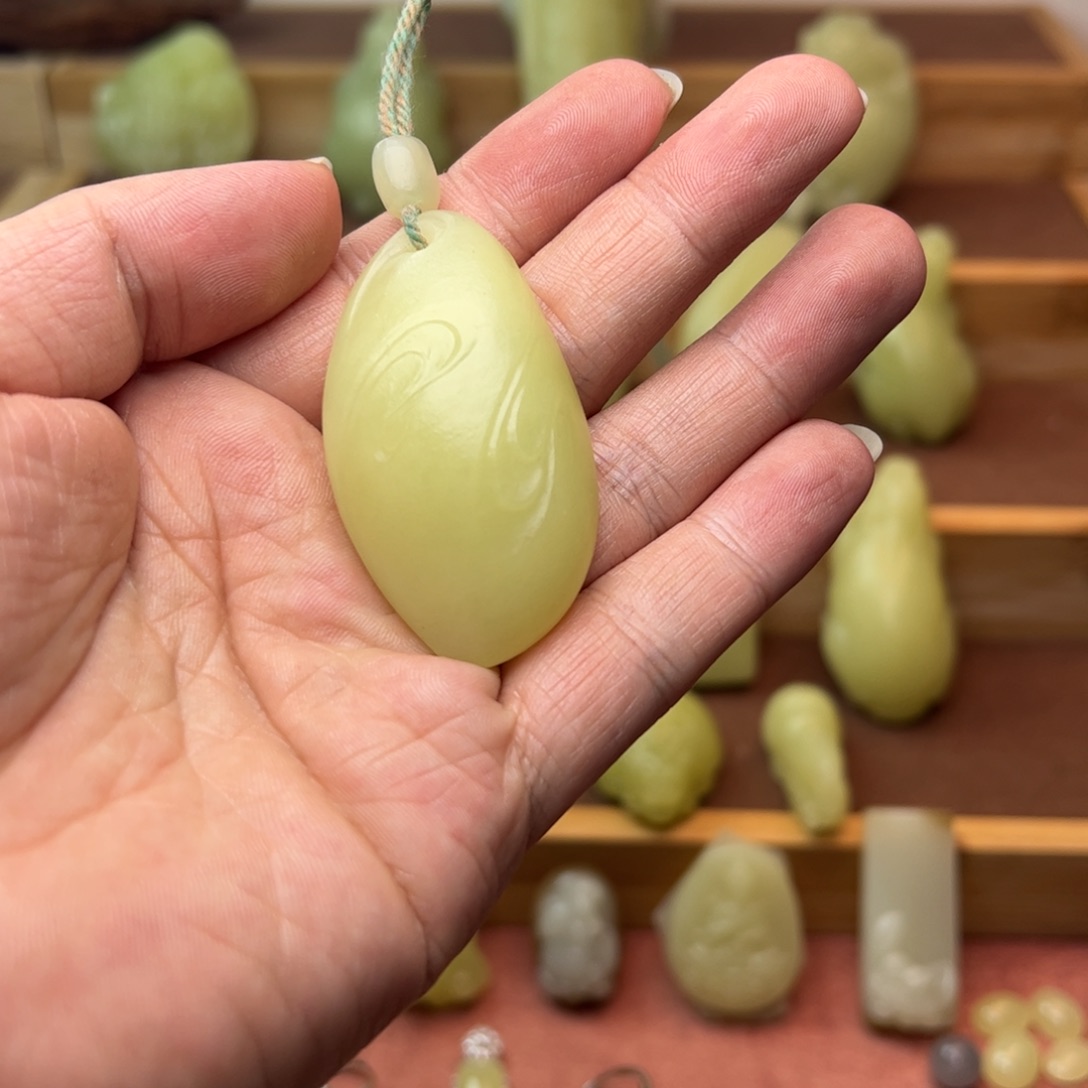 潇***洒和田玉（黄玉）未镶嵌颈饰