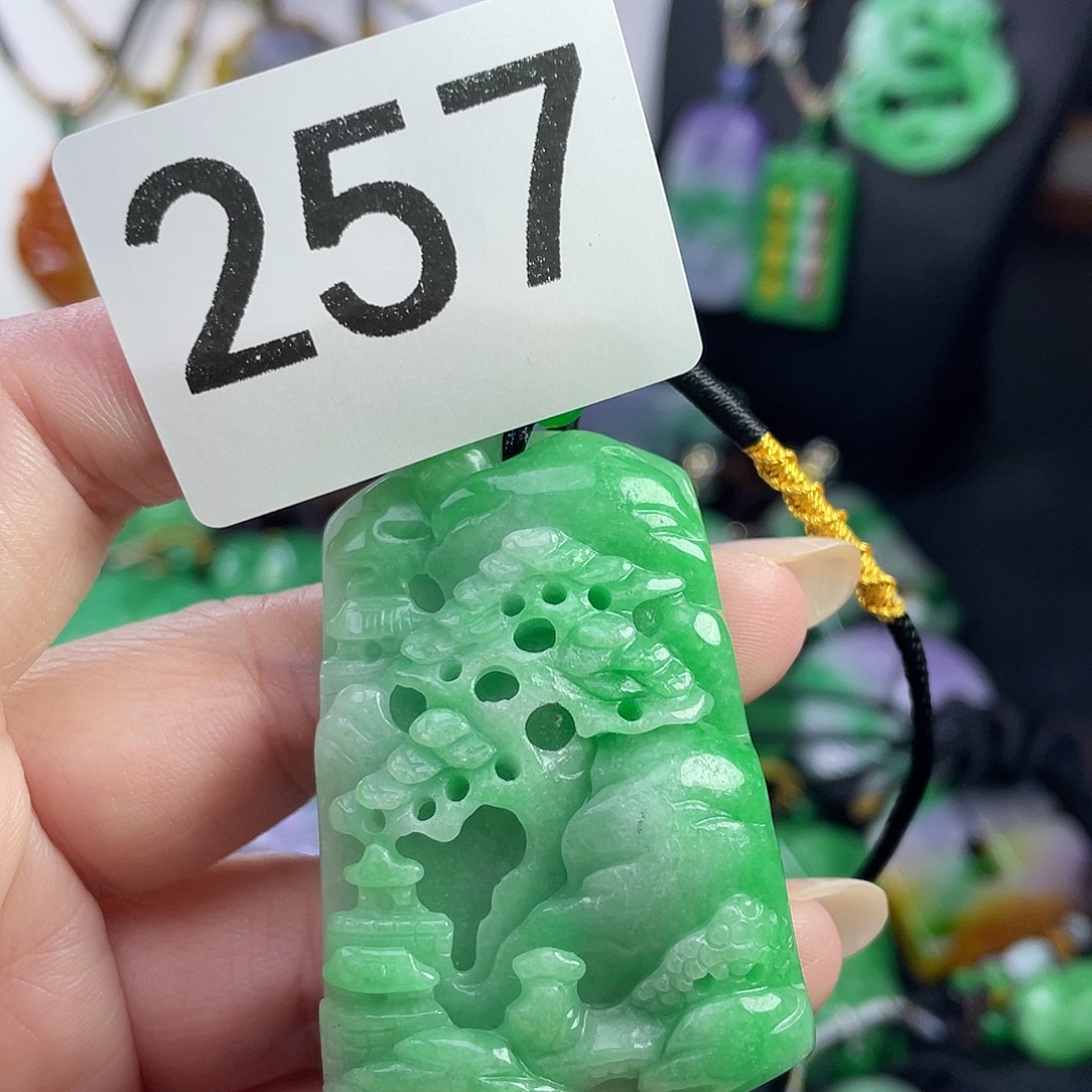 翡翠未镶嵌吊坠(赠链)