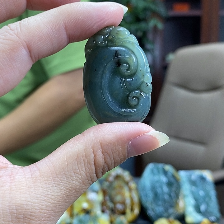 蛇纹石玉未镶嵌颈饰