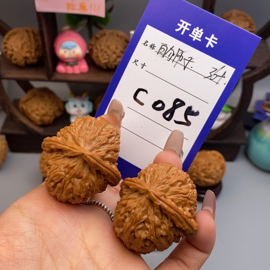 文玩核桃吊坠白狮子