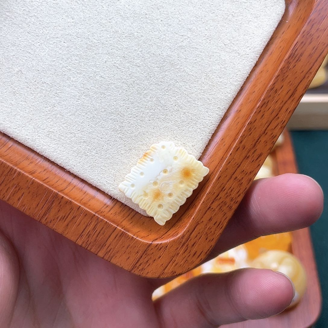 琥珀裸石未镶嵌蜜蜡