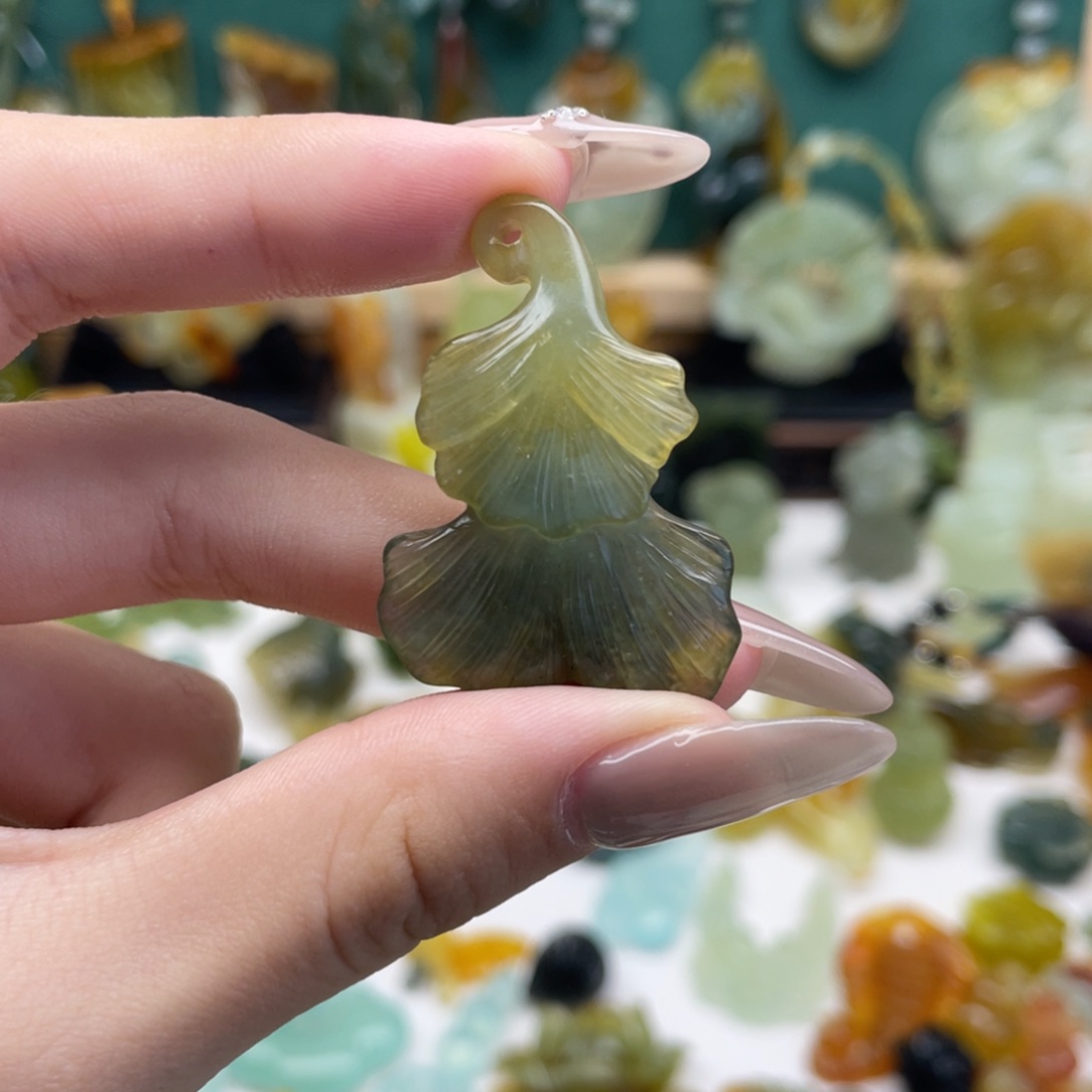 蛇纹石玉颈饰未镶嵌