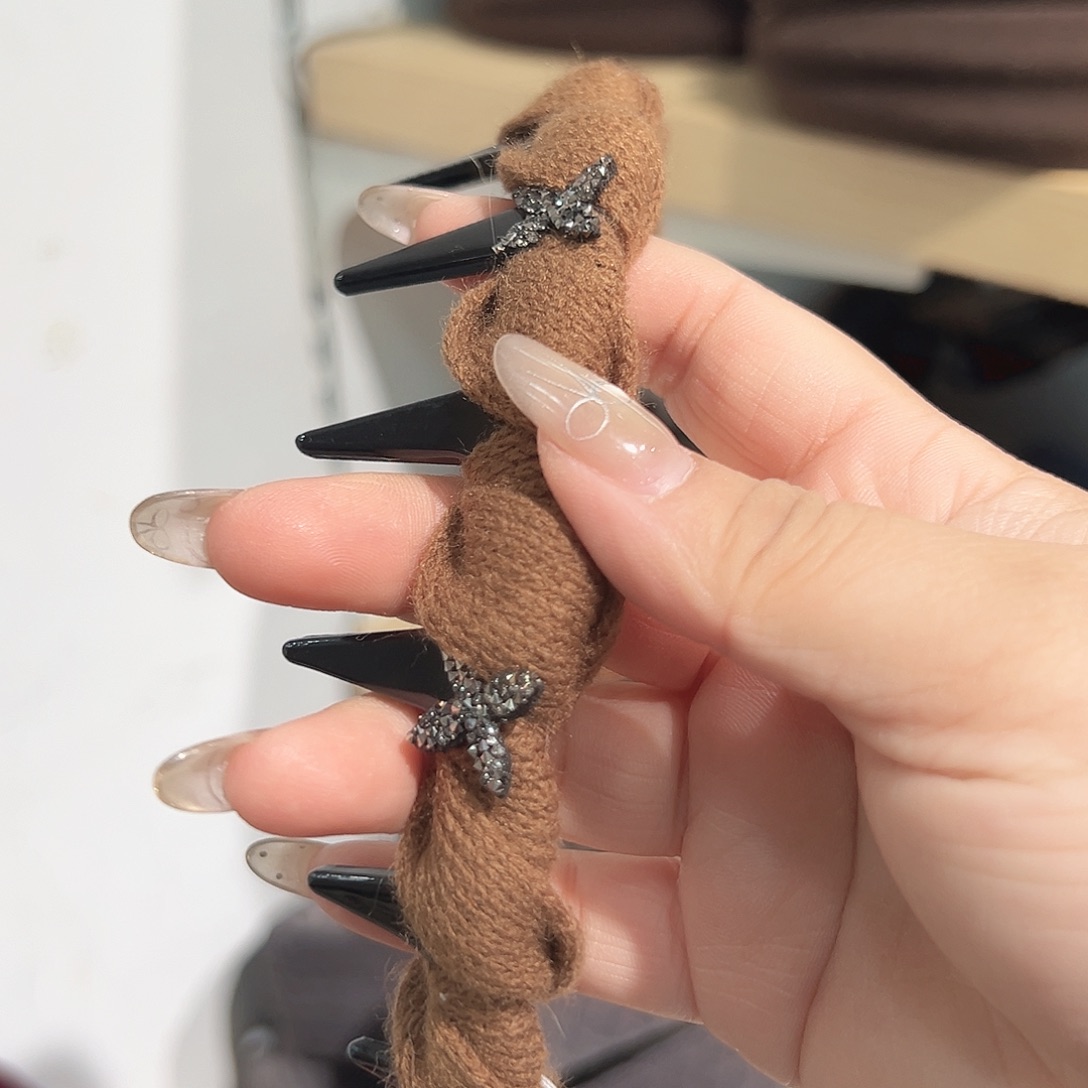 非金属棕色蝴蝶结