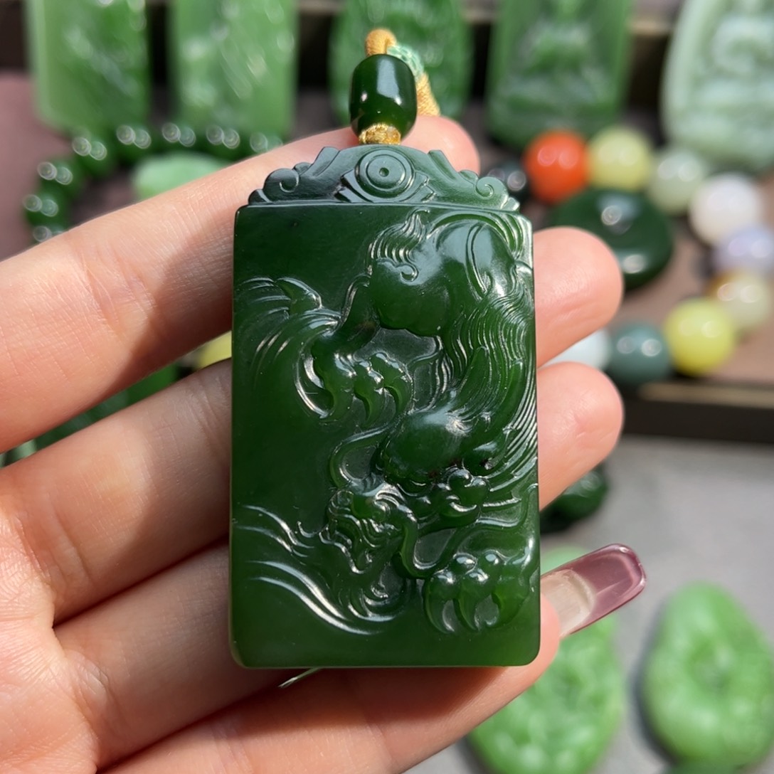 和田玉颈饰未镶嵌菠菜绿龙牌定制
