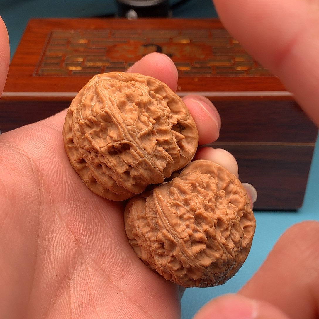 文玩核桃吊坠白狮子