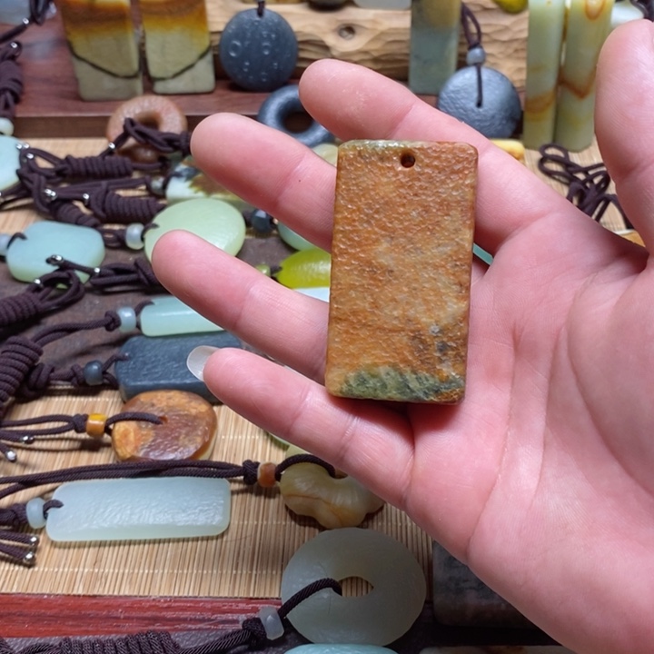 蛇纹石玉挂件未镶嵌白**?