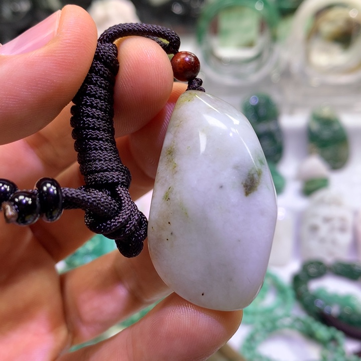 独山玉未镶嵌颈饰