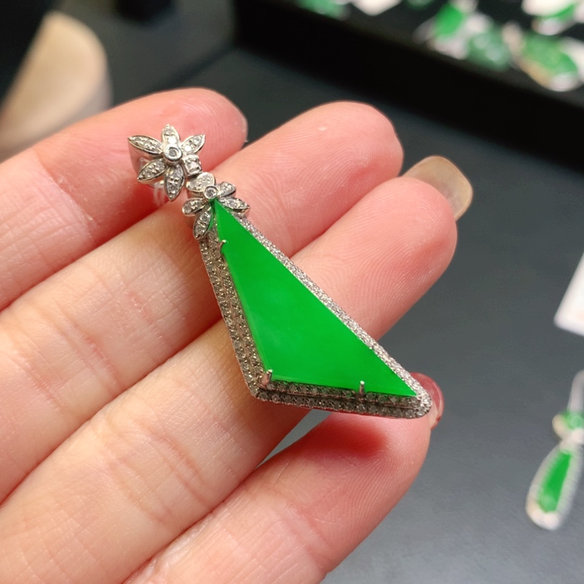 【闪购商品】翡翠吊坠(赠链)18K金镶嵌