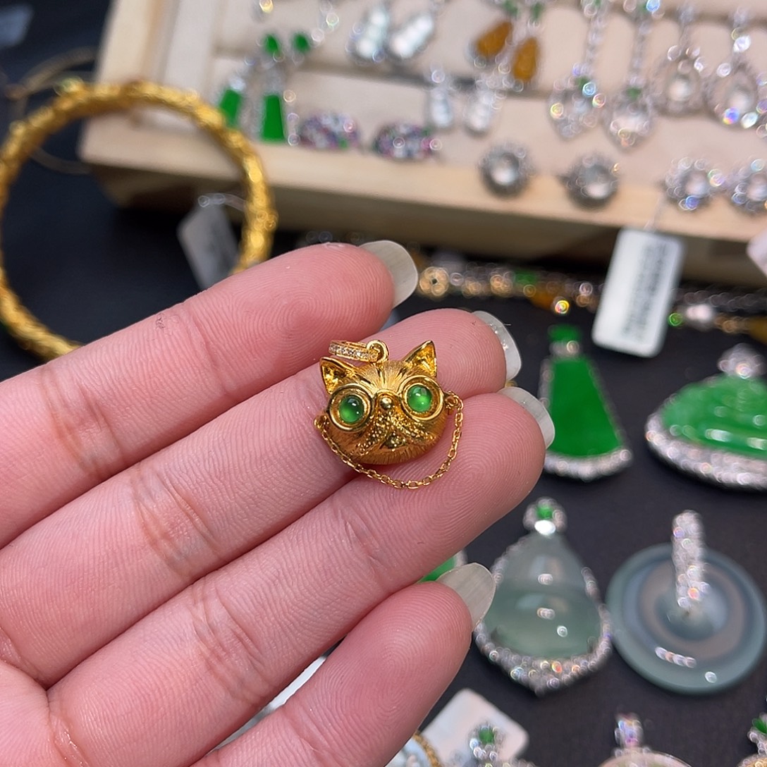翡翠18K金镶嵌颈饰猫