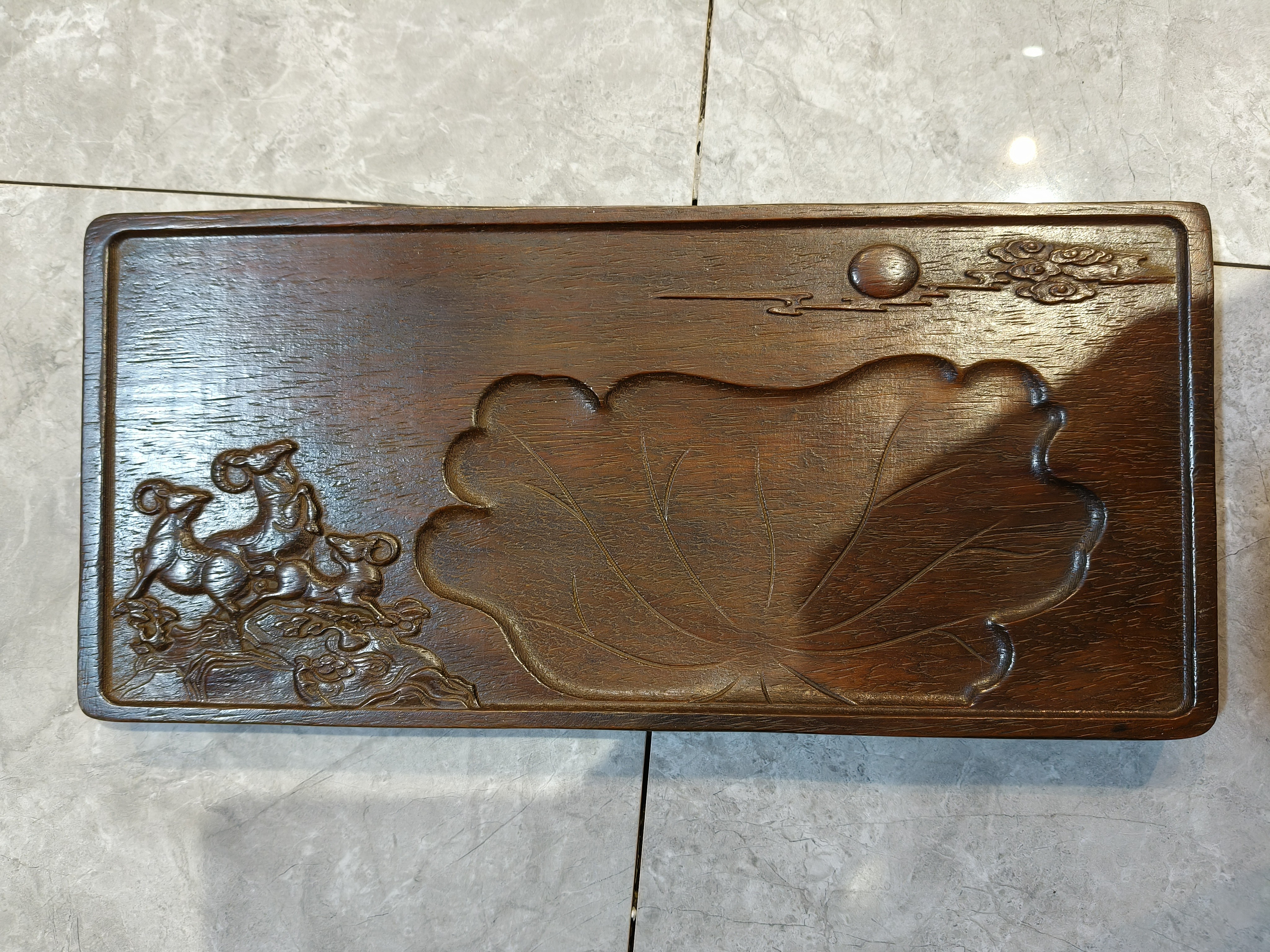 雕刻三羊荷叶茶盘