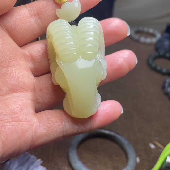 和田玉未镶嵌把件