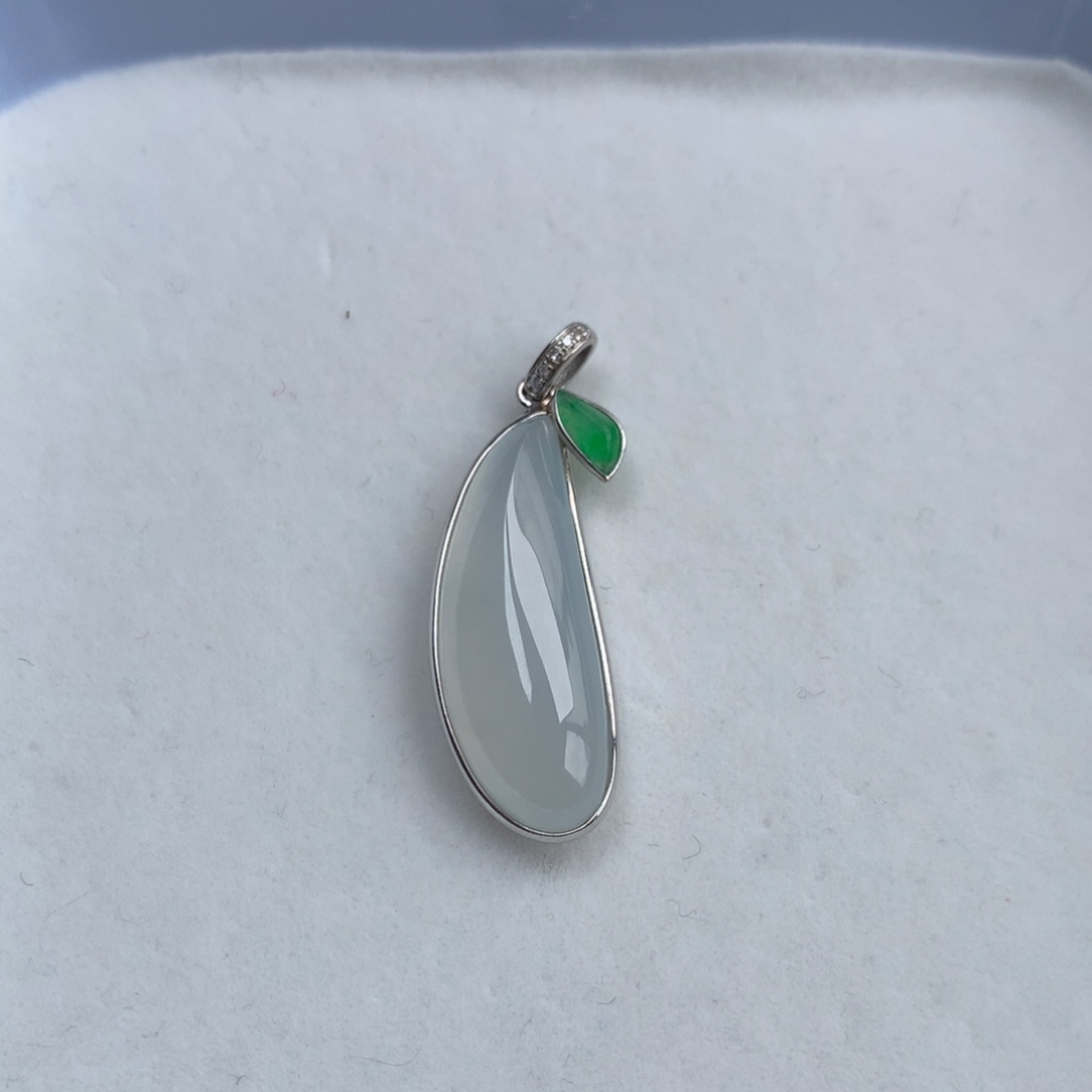 翡翠18K金镶嵌颈饰瓜