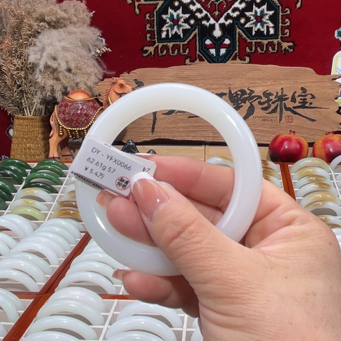 未镶嵌手镯和田玉天然羊脂级且末老料福镯