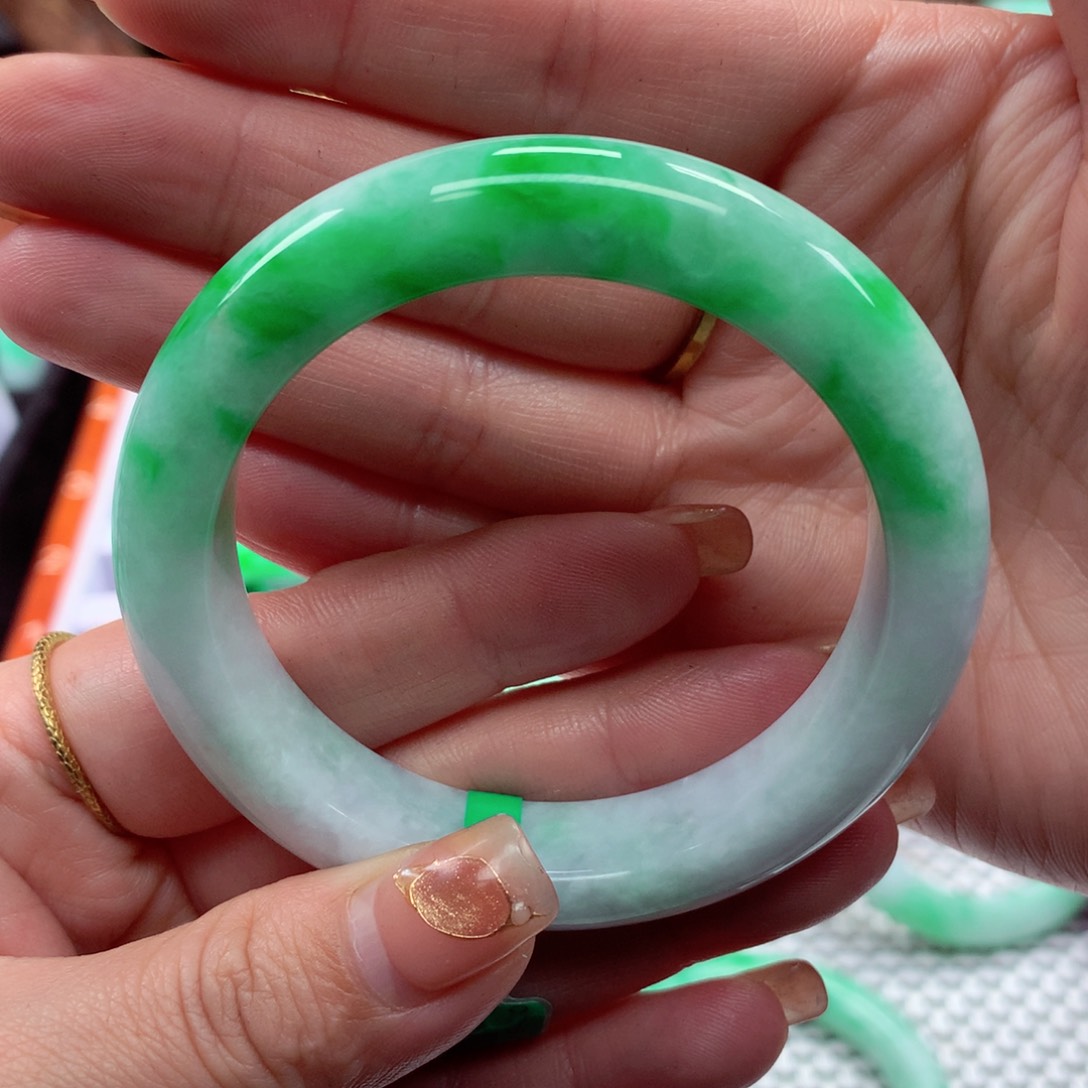 翡翠手镯未镶嵌翡翠