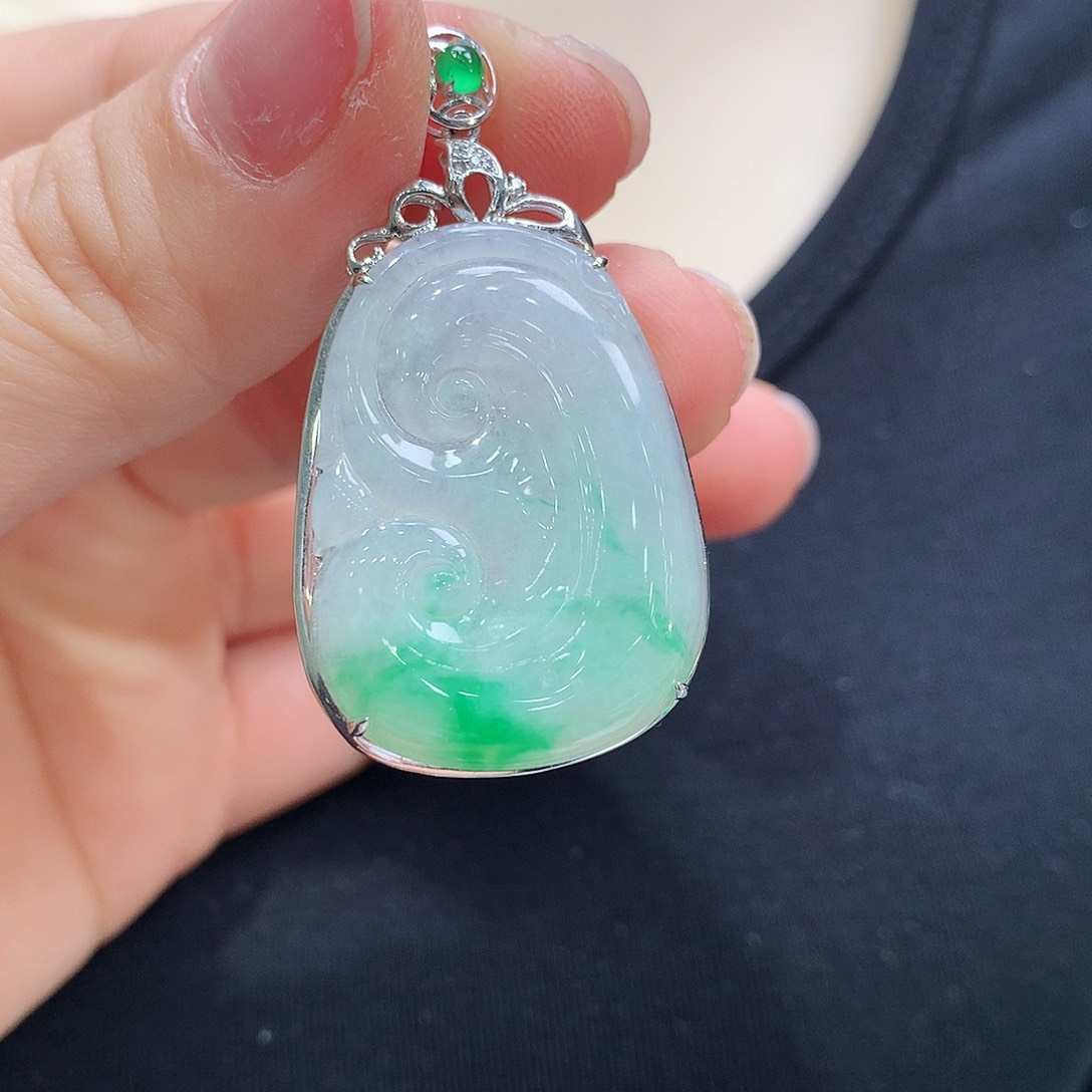 翡翠颈饰18K金镶嵌如意