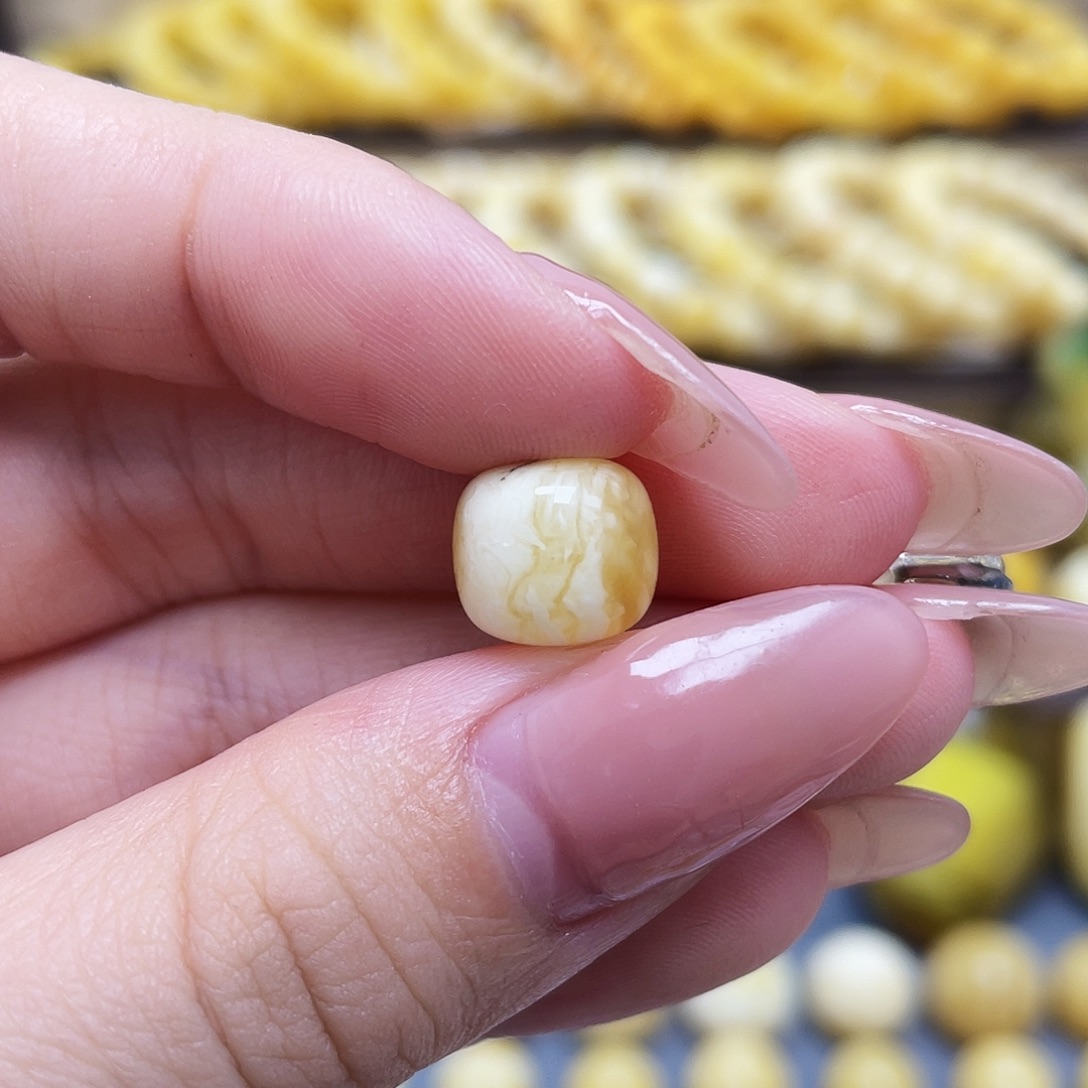 未镶嵌琥珀裸石10.2*9.2mm老型瑕疵