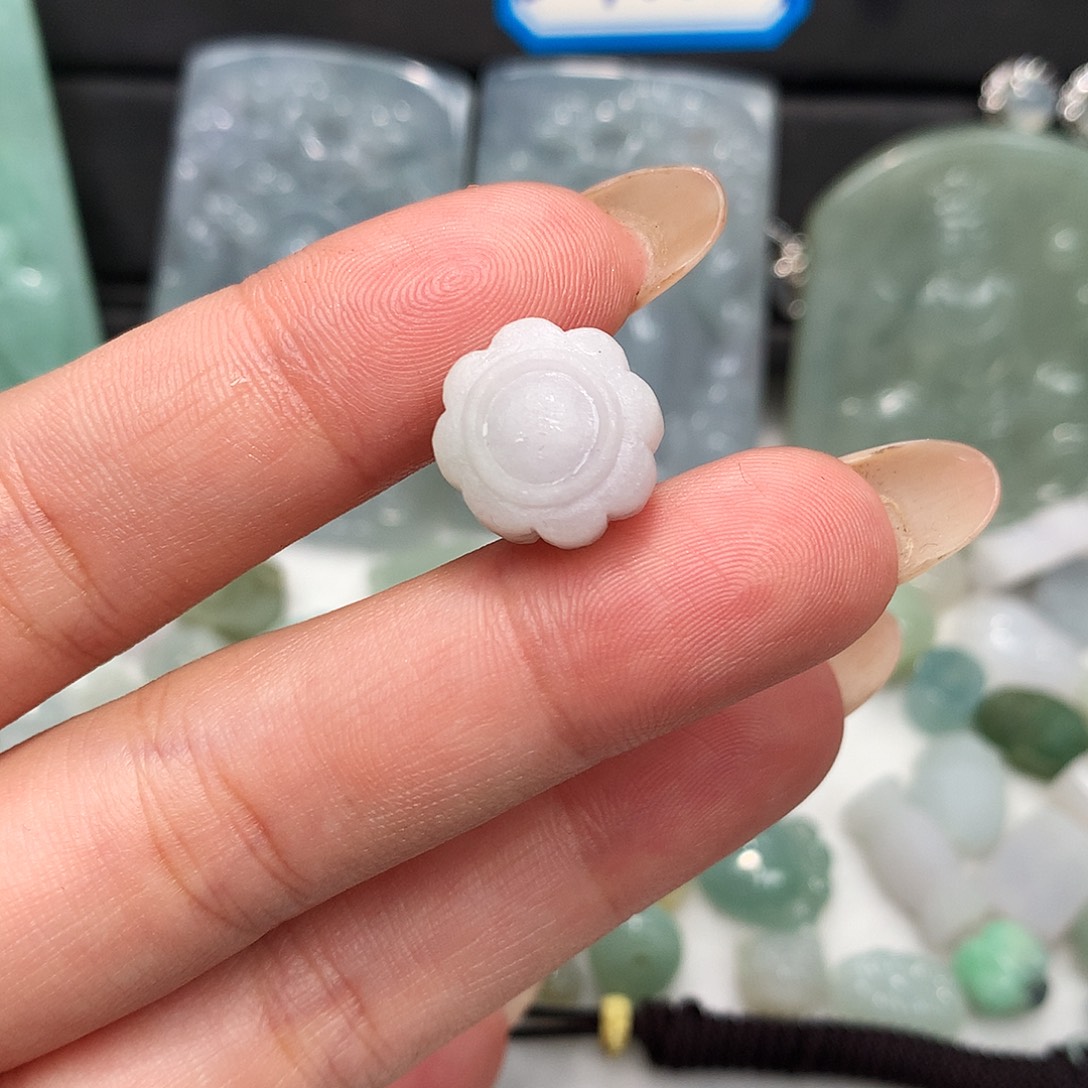 翡翠未镶嵌颈饰月饼