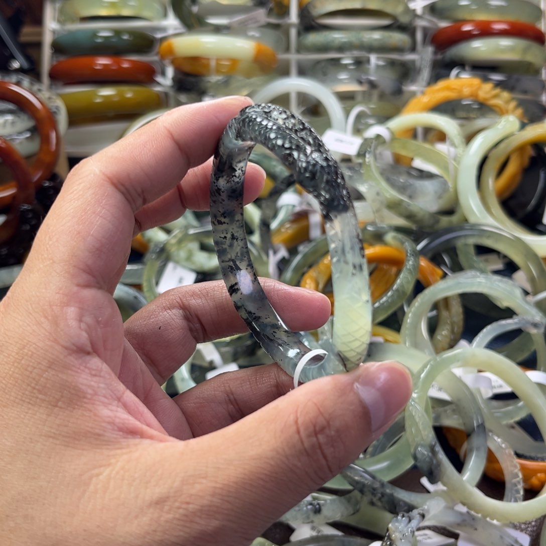 蛇纹石玉手镯未镶嵌