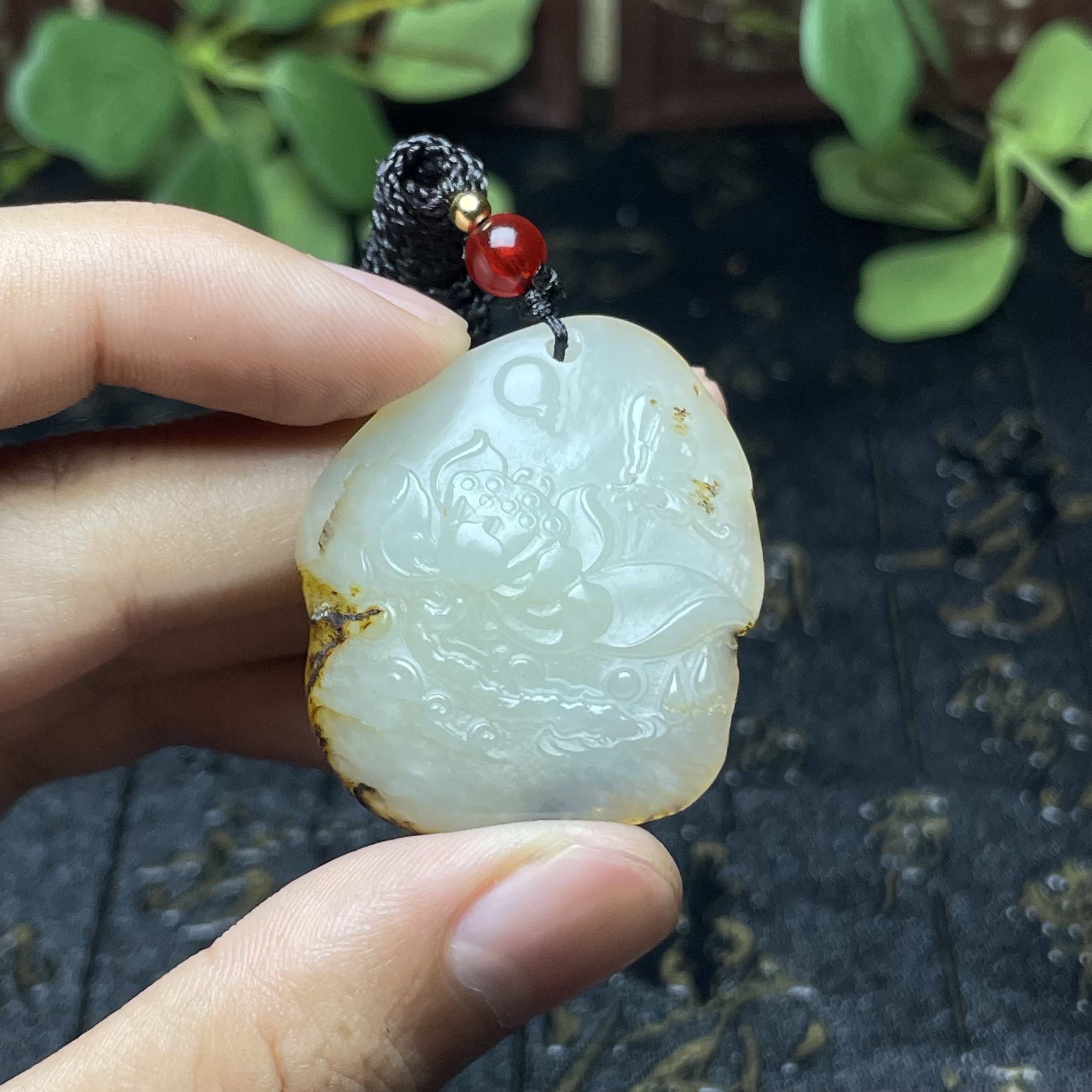 新疆和田玉独籽吊坠挂件黄皮白肉荷花 纯手工雕刻