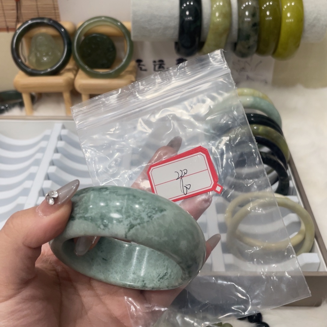 蛇纹石玉手镯未镶嵌
