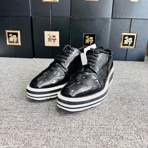 95新 Prada/普拉达 黑色漆皮松糕鞋39码 ysc1642