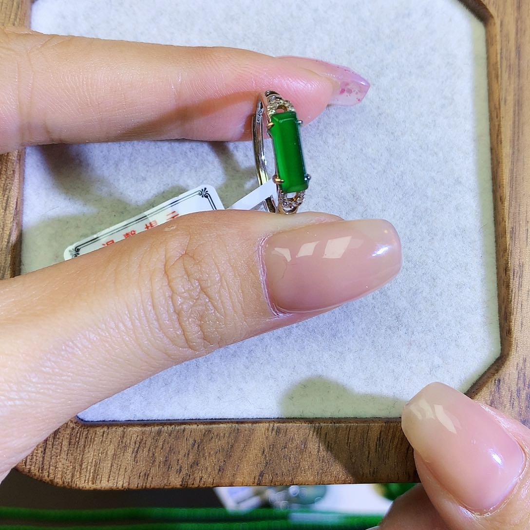 翡翠戒指银S925镶嵌天然翡翠戒指