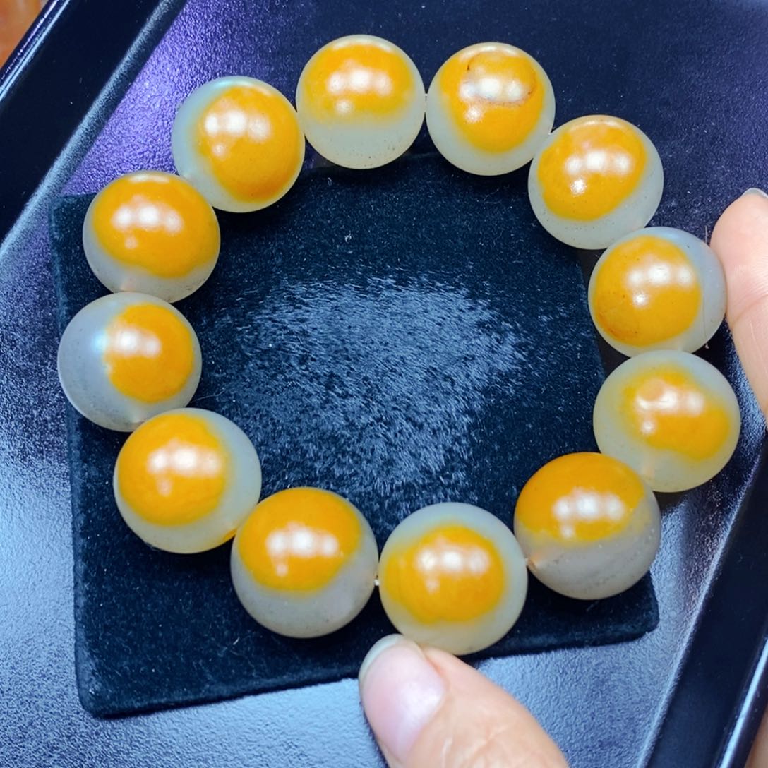 未镶嵌石英质玉（黄龙玉）颈饰