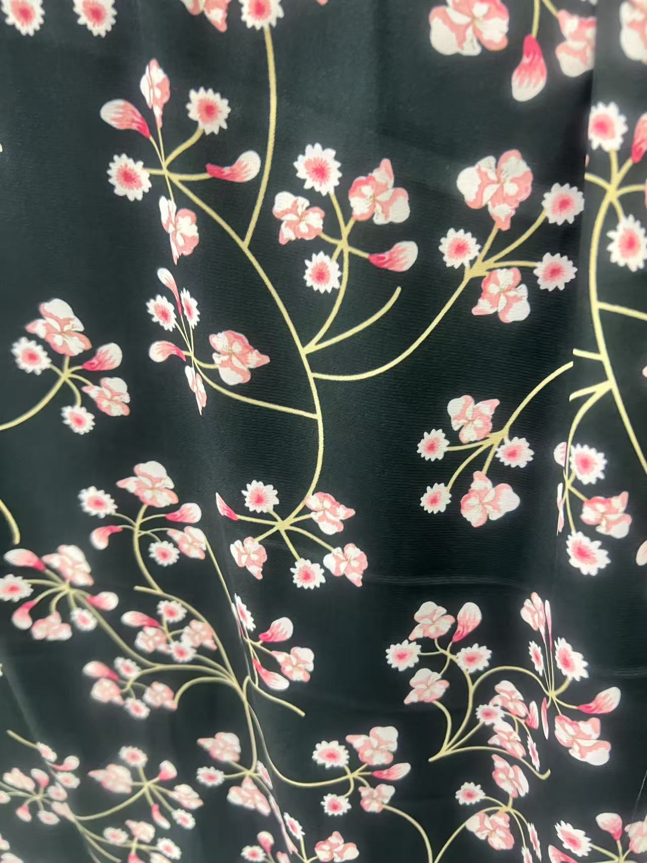 弹力缎黑底红梅花链接