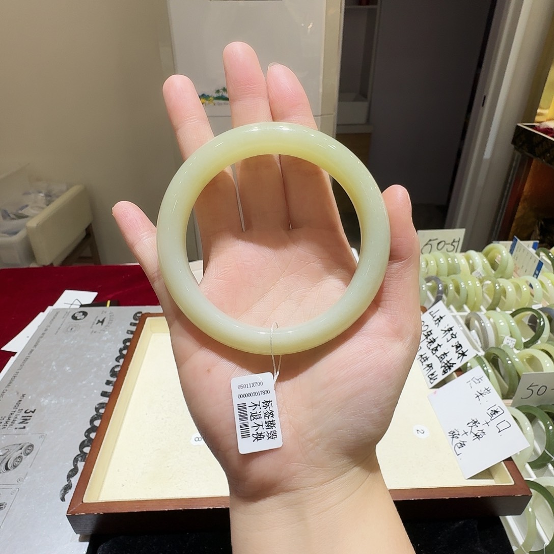 小***驷和田玉未镶嵌手镯251