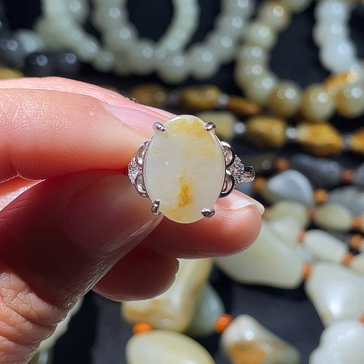 未镶嵌戒指和田玉